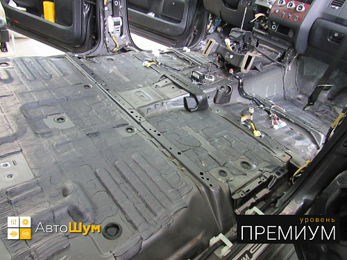 Штатная шумоизоляция пола Тойоты Тундры.