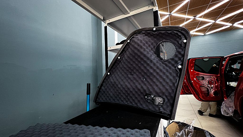 Оклейка дверной обшивки противоскрипным материалом Митсубиси Л200