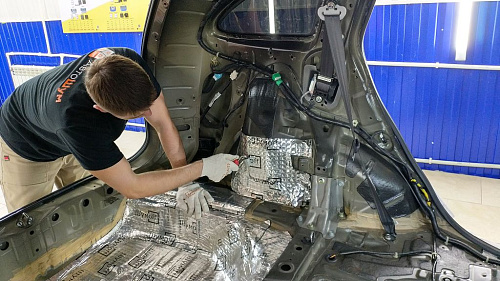 Клеим виброизоляцию в багажник Хонды СРВ