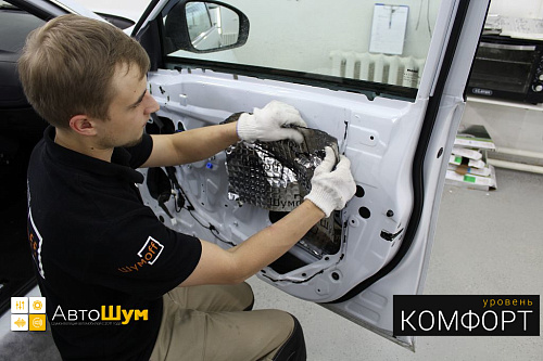 Оклеиваем технологические отверстия и каркас двери Ниссан Альмеры.