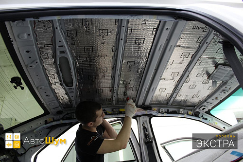 Клеим виброизоляцию на крышу Тойоты Камри 55