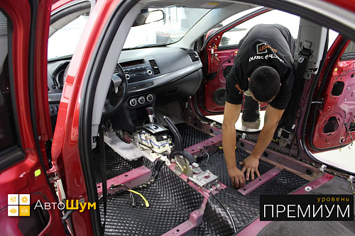 Клеим шумопоглотитель на днище Мистсубиси Лансер