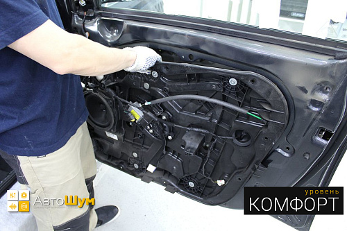 Снимаем пластиковый дверной щит Хендай I40.