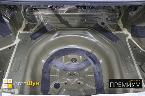 Штатная виброизоляция в багажнике Тойоты Королла Е150