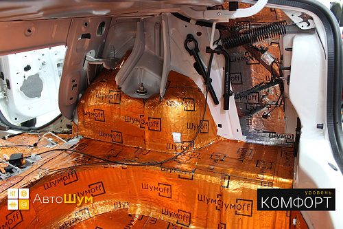 Клеим Шумофф М2 на крылья в багажнике Рено Логана