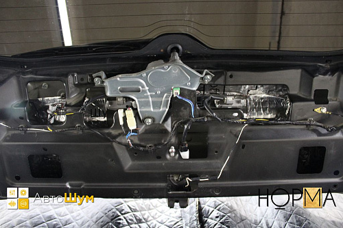 Виброизоляция пятой двери Митсубиси Аутлендер Xl.