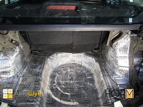 Виброизоляция багажника Ниссан Тиида.