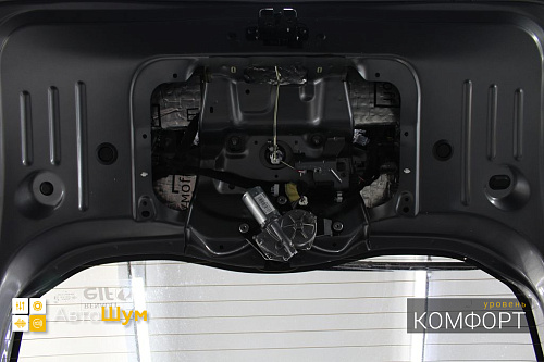 Шумоизоляция обшивки пятой двери Рено Дастер.