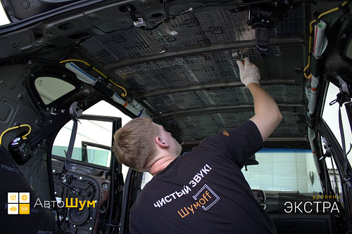 Клеим виброизоляцию на крышу Хендай Туксон