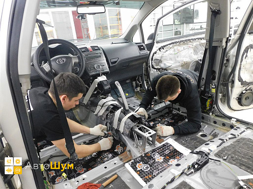 Клеим виброизоляцию на днище Тойота Аурис