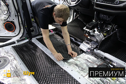 Клеим Шумофф Комфорт 6 на пол Тойоты Хайлендер.