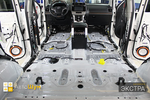 Штатная виброизоляция на полу Тойоты Ленд Крузер Прадо 150