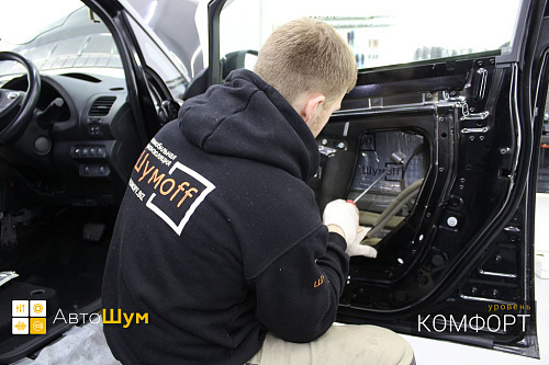 Клеим Шумофф М2 внутрь двери Ниссан Лиф.