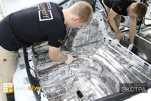 Клеим виброизоляцию в багажник Шкоды Октавии