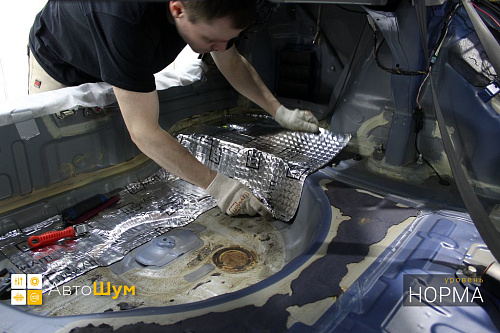 Клеим виброизоляцию Шумофф М3 на дно багажника Митсубиси Лансер