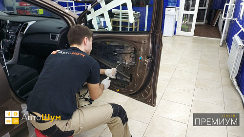 Клеим виброизоляцию внутрь двери Хендай Ай 30