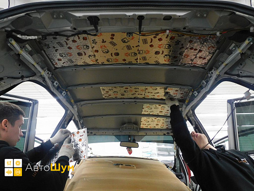 Клеим виброизоляцию на крышу Toyota Auris