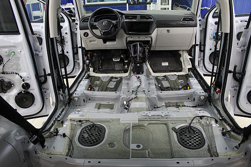 Штатная шумоизоляция днища Фольксваген Тигуан