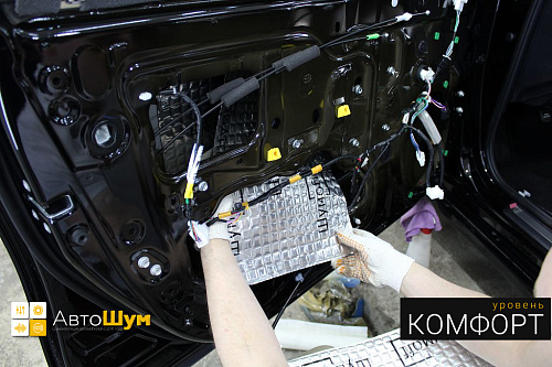 Клеим Шумофф М2 внутрь двери Тойоты Камри XV55