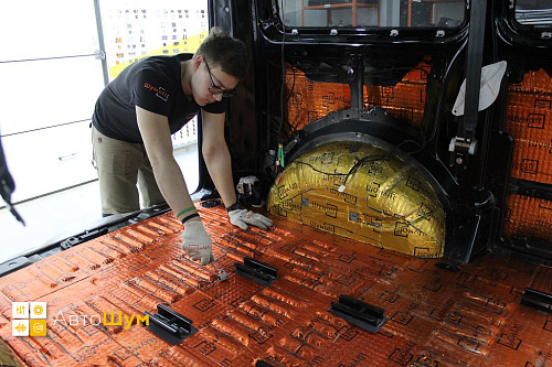 Клеим виброизоляцию в багажник Volkswagen Caravelle