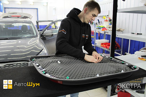 Клеим шумопоглотитель на обшивку двери Киа Соренто Прайм