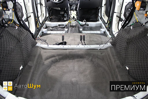 Клеим Герметон 7 в багажник Мазды Сх 5.