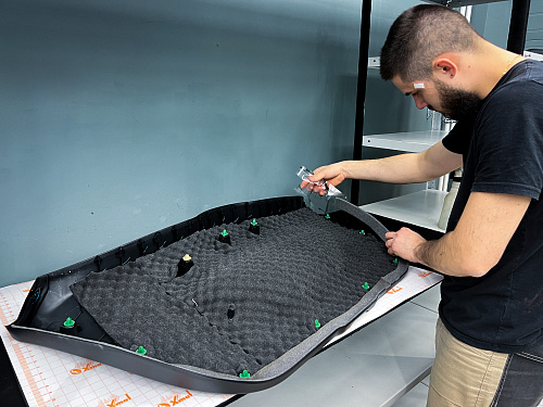 Шумопоглотитель на обшивке двери Хонда Фит