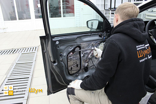 Оклеиваем технологические отверстия двери Фольксваген Поло Мк6