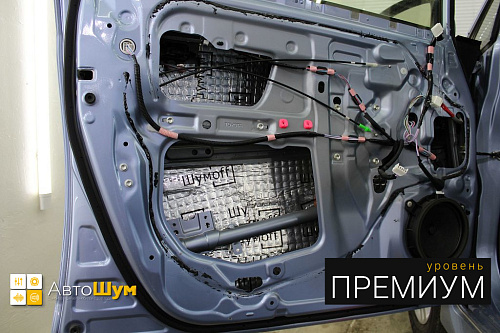 Виброизоляция дверей Тойоты Рактис.