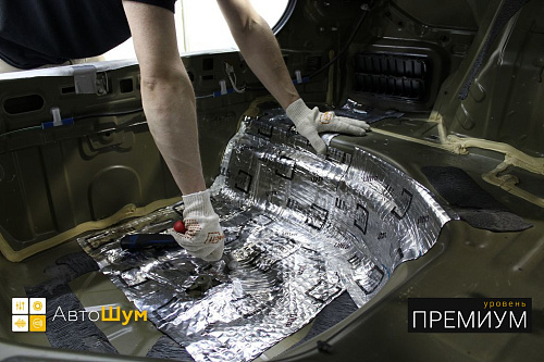 Клеим виброизоляцию в багажник Тойоты Королла Е150