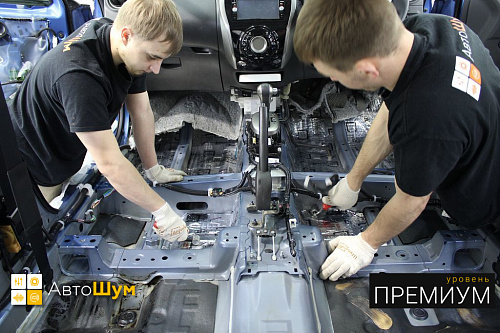 Клеим Шумофф Black Joker на пол Ниссан Ноут