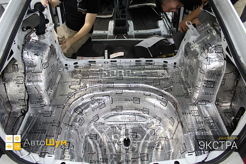 Виброизоляция багажника Шкоды Октавии