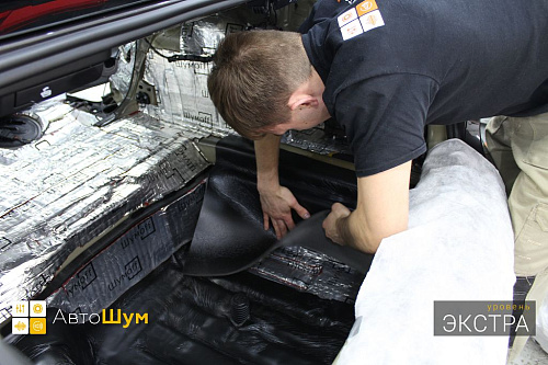 Клеим Шумофф Герметон 7Л в багажник Фольксваген Пассат.