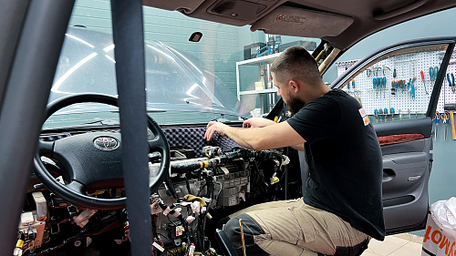 Шумоизоляция панели Тойота Ленд Крузер Прадо 120