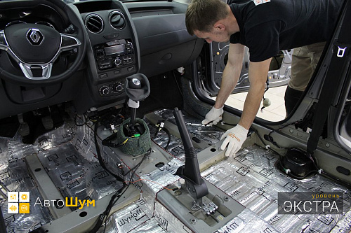 Клеим виброизоляцию на днище Рено Дастер