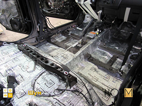 Виброизоляция пола Ниссан Тиида.