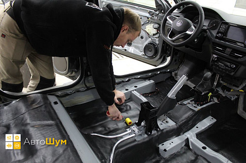 Клеим Шумопоглотитель на пол Фольксваген Поло Мк6