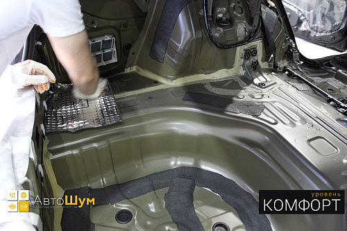 Клеим Шумофф М3 в багажник Тойоты Короллы.