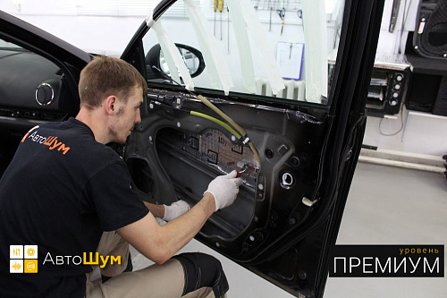 Клеим виброизоляцию первым слоем внутрь двери Мазды 6.