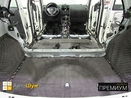 Герметон 7 клеим в багажник Ниссан Кашкай.