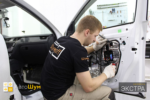 Оклеиваем технологические отверстия двери Шкоды Октавии