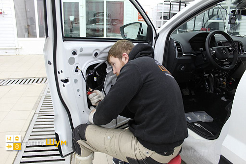 Снимаем обшивку двери Шкода Карок