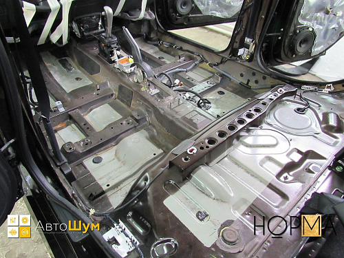 Штатная шумоизоляция пола Ниссан Тиида