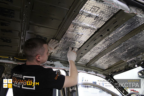 Клеим виброизоляцию на крышу Митсубиси Аутледер