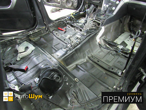 Штатная шумоизоляция пола Субару ХВ.