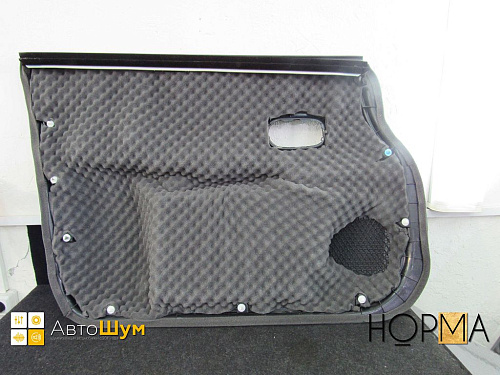 Шумоизоляция дверной обшивки Ниссан Тиида.