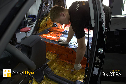 Клеим виброизоляцию на пол Хендай Туксон