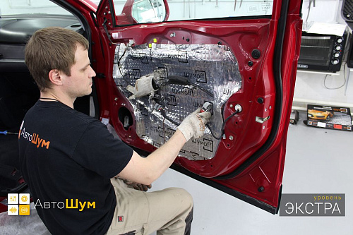 Клеим Шумофф L2 на дверь Хонды ЦРВ