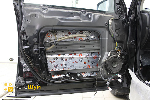 Клеим виброизоляцию в двери Ниссан Х-Трейл T31