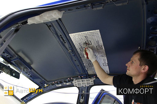 Клеим виброизоляция Шумофф М2 первым слоем на крышу Митсубиси Лансер